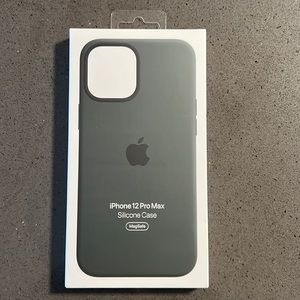 *NWT* iPhone 12ProMax Silicone Case in Green w MagSafe